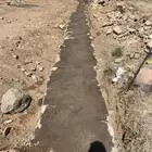 رص وبناء جدار حجر وجهين مع التكحيل