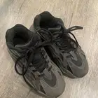 جزمة ييزي أصلية (yeezy 700) shoes