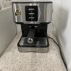مكينة قهوه اسبرسو نظيفه يوجد بخار