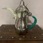 دلة وزمزمية عليها شعار الخطوط السعىدية