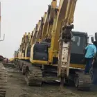 بوكلينات وبلدوزرات