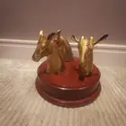 مجسم مصنوع من النحاس و قاعدة خشبيه