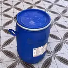 برميل حديد وسط وبرميل بلاستيك وسط