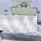 غرفة نوم مكونه من سرير وثلاث طاولات