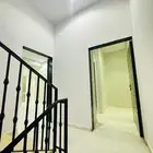 للإيجار شهري شقة كبيرة اربع غرف وصاله بالدور الاول في البيان