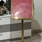 لوحة إعلانية ذهبية
