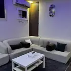 كنب مع طاوله وديكور تسكير مكيف