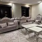 كنب وستارة وفرشة وطاولة خدمه ومدخل وطاولة تلفزيون