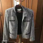 جاكيت ماركة escada