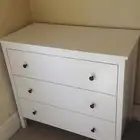 غرفه نوم مكونه من سرير ومرتبه و دولاب درفتين و تسريحه ايكيا