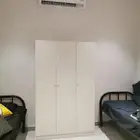 دولاب ملابس و طاولات و بلازمه