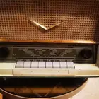 راديو قديم يعمل على الشرط قديم منذ عام 1965 ميلادي
