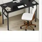 طاولة خشبية