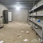مستودع مجهزه لتخزين البضاعة به رفوف خاصة بالاوزان الثقيلة