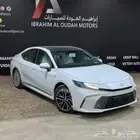 تويوتا كامري LE هايبرد وبنزين ابيض 2025