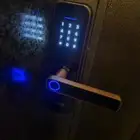 القفل الباب الذكي فتح بصمة رقم سري كرت تركيب برمجة قفل ذكي