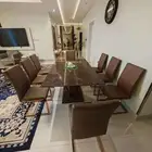 للبيع طاولة طعام رخام مكونه من 8 كراسي مديل حديث نظيفه جدا