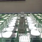 طاولات قزاز وكراس شفاف مع تنسيق الورد