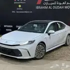 تويوتا كامري LE هايبرد نص فل 2025 ابيض وتيتانيوم باقل سعر