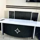 مكتب مودرن متوفر و كراسي و طاولات