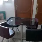طاولة طعام شبه جديد ما فيها عيوب