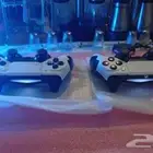 يدين بلاي ستيشن 5مع شاحن مزدوج لشحن اليدين في نفس الوقت