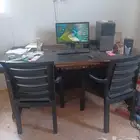 المكتب والكمبيوتر والكراسي للبيع
