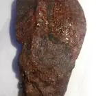 حجر أحمر شفاف يحتوي على معادن