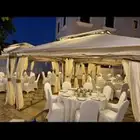 قهوجين وصبابين رجال ونساء كراسي وطاولات