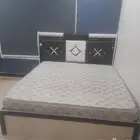 سرير كبير ومعه مرتبه