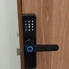 فني تركيب القفل الذكي وابواب السكريت