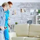 ممرض ومرافق مريض للكبار السن