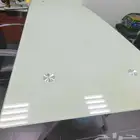 طاولة مكتبية زجاجية بحالة ممتازة