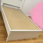 سرير وأثاث نظيف