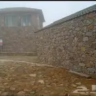 مبني حجر كبير وسغير ورا باريب