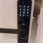 فني تركيب أقفال ذكيه