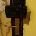 فني تركيب قفل ذكي