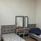 دولاب ملابس واثنين اسره واحد بي سفنج وطاوله طعام كراسي