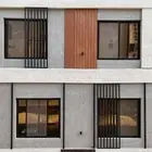تملك شقة بتصميم عصري.