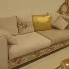 كنب كامل مع طاولات ضيافة وستائر