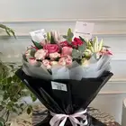 باقة ورد فاخرة بتنسيق أنيق وورود طبيعية