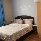 غرفة نوم بسرير لشخصين