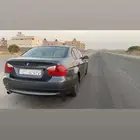 بي أم دبليو مع لوحة مميزة