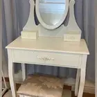 تسريحه مع كرسيها