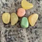 حجر كريم مشع ومضيئ ليلا طبيعي