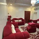 كنب عنابي مع ملحقاته