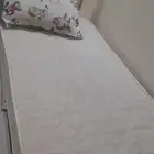 تلاجه وركنه وسريرين بالمراتب وطاولة تلقاز وطاوله اخري ودولاب