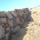 يوجد بنيان حجر حمايه لسيل وقص اراضي بوكلين وتخريم ورباريب