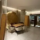 كراسي وطاولات واثاث