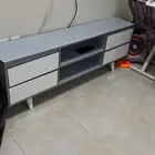 تلفزيونات مع طاولاتهم نظاااف